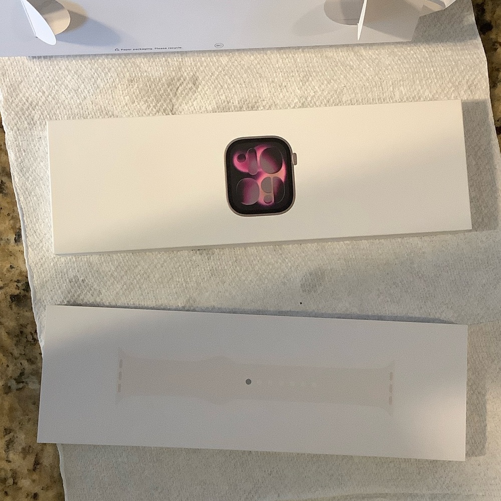 Apple Watch Series 11, 42mm, ROSE GOLD
Box is sealed